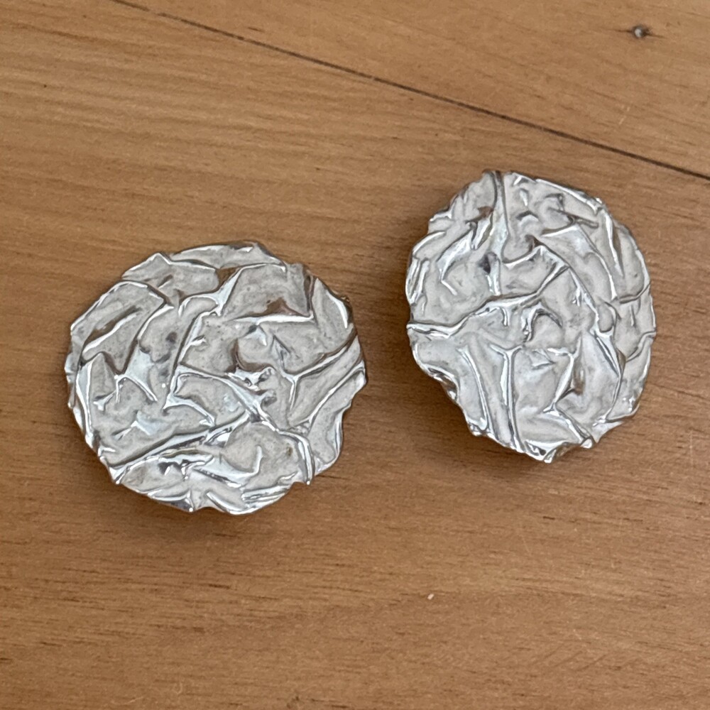SARAH COVENTRY Powder Puff 1961 Clip Earrings White Silver Button Floral Crinkle